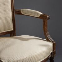 Paire de fauteuils à dossier chapeau de gendarme en noyer mo… (photo 4)