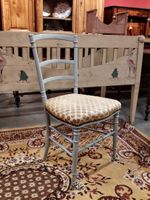 Chaise en bois laqué gris ; le dossier à capitons ; belle ga…
