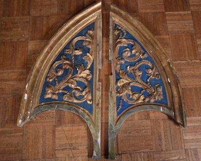 une paire de décorations dorées et bleues posées sur un parquet