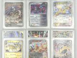 plusieurs types de cartes pokemon dans une vitrine