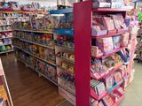 un magasin de jouets avec plein de jouets sur les étagères