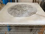 une photo d'une table en béton et en fil de fer