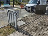 une camionnette blanche garée sur un parking près d'une clôture