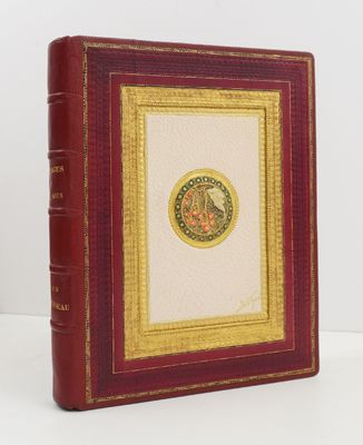 un vieux livre rouge avec une bordure dorée et l'image d'un cheval