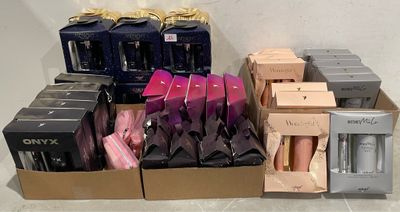 plusieurs cartons contenant des articles divers, posés sur un plan de travail