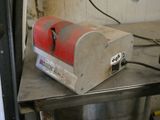 une machine posée sur une table