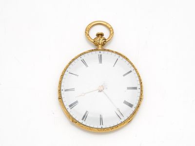 une montre de poche en or avec des chiffres romains sur le cadran