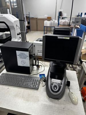 une image représentant une salle informatique équipée d'un ordinateur et d'une imprimante