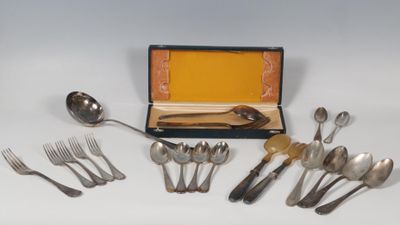beaucoup de cuillères et de fourchettes dans une boîte
