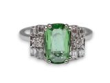 une bague avec une tourmaline verte ovale et des diamants