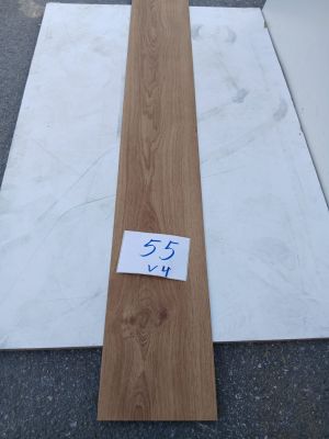 un gros plan sur un morceau de bois posé sur le sol
