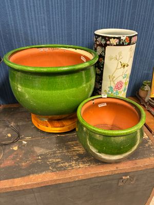 deux pots verts posés sur une caisse en bois