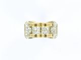 gros plan d'une bague en diamant sur fond blanc