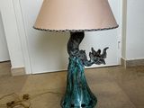 une lampe posée par terre près d'une porte