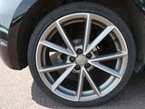 un gros plan sur la roue d'une voiture sur la route