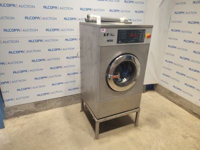 une photo d'une machine à laver qui se trouve dans une pièce
