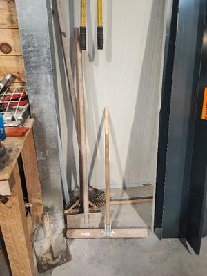 une photo d'un porte-outils dans un garage