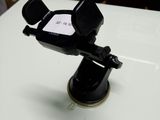 un support pour téléphone portable posé sur une table