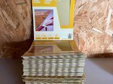 une pile de feuilles de papier de verre de 3 m posée sur une table
