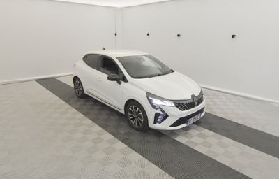la photo d'une voiture blanche garée dans un garage