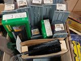 une boîte en carton remplie d'appareils électroniques et d'autres articles assortis