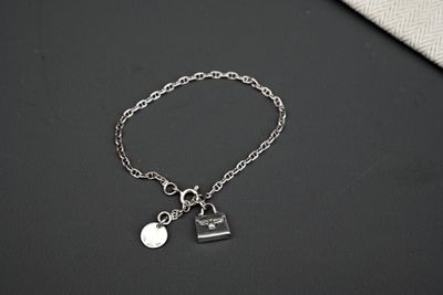bracelet en argent orné d'un cœur et d'un cadenas sur fond noir