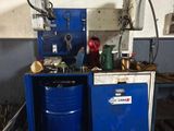 une armoire bleue et une cuisinière bleue dans une pièce