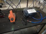 une image représentant une table sur laquelle se trouvent des outils et une pancarte
