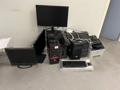 un bureau équipé d'un écran, d'un clavier, d'une souris et d'autres appareils électroniques
