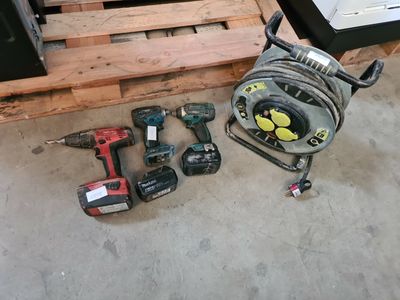 un grand nombre d'outils posés à même le sol