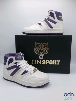 baskets montantes violettes et blanches, ornées d'un logo représentant un tigre sur le côté