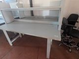 un bureau blanc avec une chaise noire dans une pièce