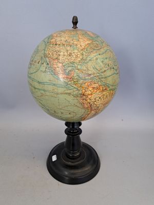 un petit globe terrestre posé sur un socle