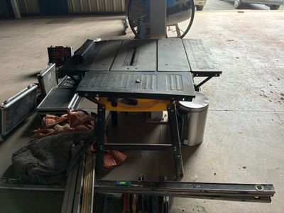 une machine posée sur une table dans un garage