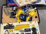 une boîte remplie de Lego et d'autres jouets posée sur une table