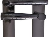 deux poteaux métalliques fixés à un mur
