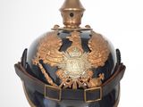 un casque noir et doré orné d'une couronne dorée
