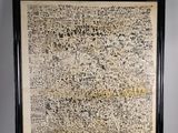 une photo encadrée représentant un bout de papier sur lequel figurent des inscriptions