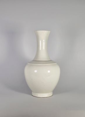 un vase blanc posé sur une table