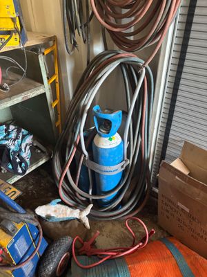beaucoup de tuyaux et d'autres outils dans un garage