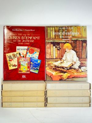 plusieurs livres sont empilés sur une surface blanche