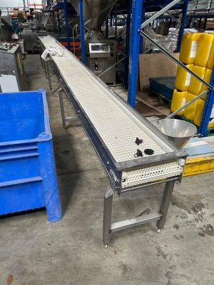 1 convoyeur tapis blanc sans moteur Long. 800 cm
