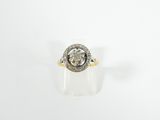 gros plan d'une bague en diamant sur une surface blanche