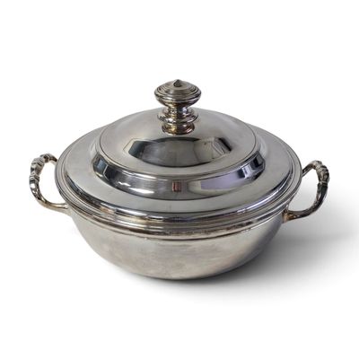 casserole plaquée argent avec couvercle et poignées, sur fond blanc