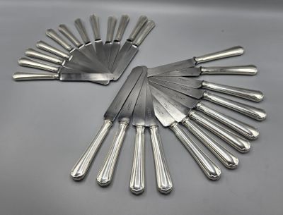 a lot of knives that are sitting on a table