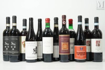 les nombreuses bouteilles de vin alignées sur la table