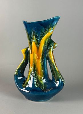 VALLAURIS Vase à deux anses en faïence à coulures dans les t…