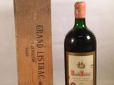 une bouteille de vin posée à côté d'une caisse en bois