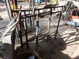 beaucoup de chaises qui traînent par terre