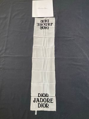 Foulard Christian Dior en soie  blanche " Dior j’adore" avec les inscr - Photo 1